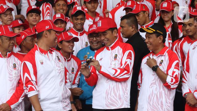 Presiden Joko Widodo berfoto bersama beberapa kontingen SEA Games Indonesia